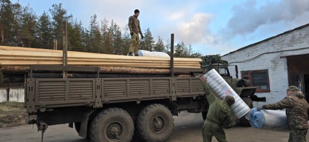 Единая Россия поздравляет участников СВО с Новым годом и отправляет на передовую праздничные гуманитарные посылки:
