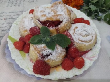 Пирожки из слоеного теста с ягодной начинкой