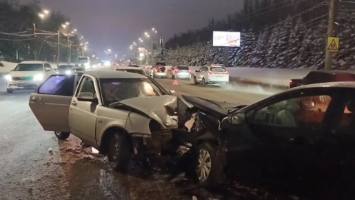 Три легковушки столкнулись на проспекте Гагарина